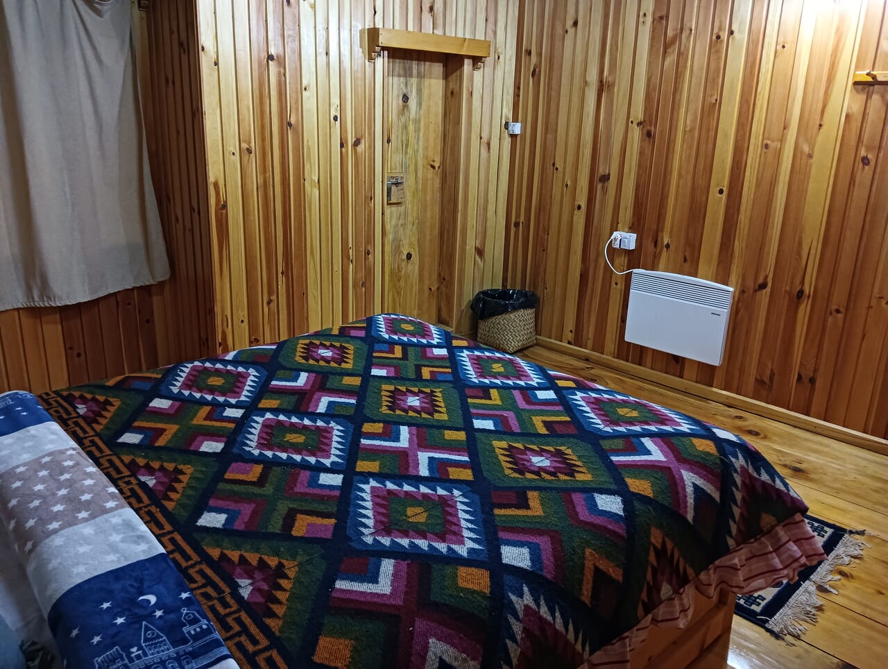 宿泊部屋。奥扉の先はウォッシュルーム
