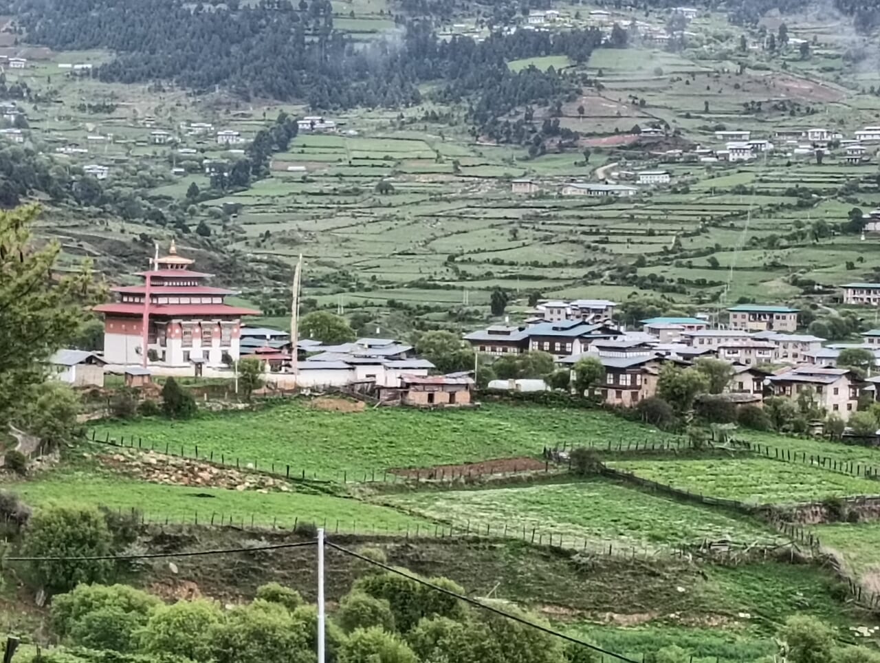 標高3200mほどに位置するウラ。左側に見える建物はウラ・ラカン（ウラ寺院）。