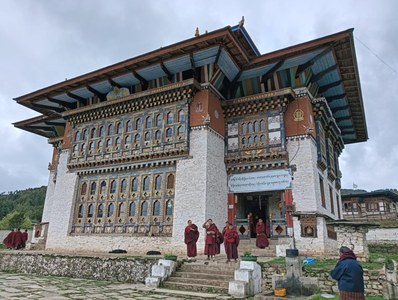 ウラ・ラカン。訪れた日は法事があったため、たくさんの僧侶の姿をみることができました。