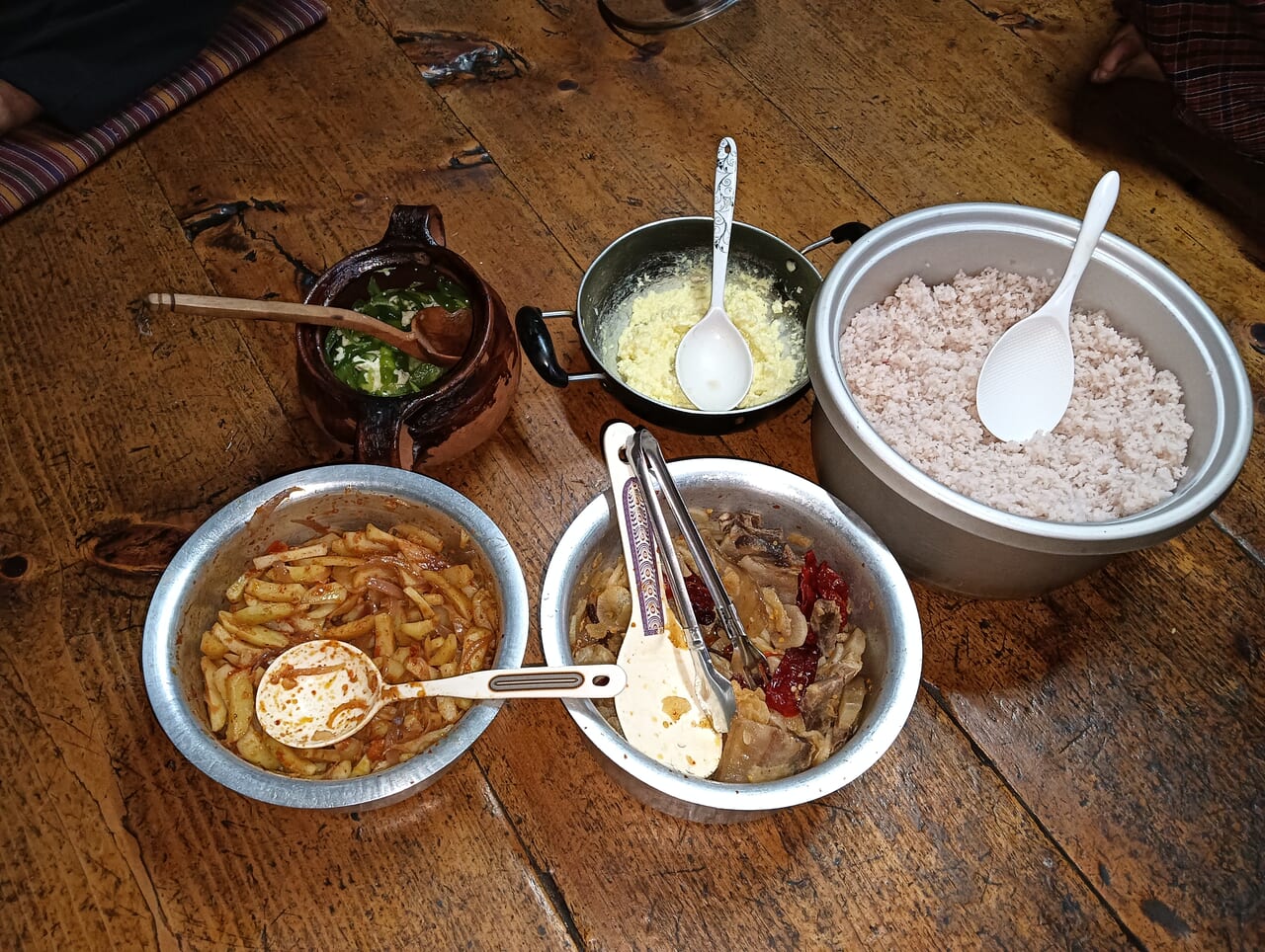 ソウルフードのエマ・ダツィのほか野菜や肉の郷土料理が供されます。