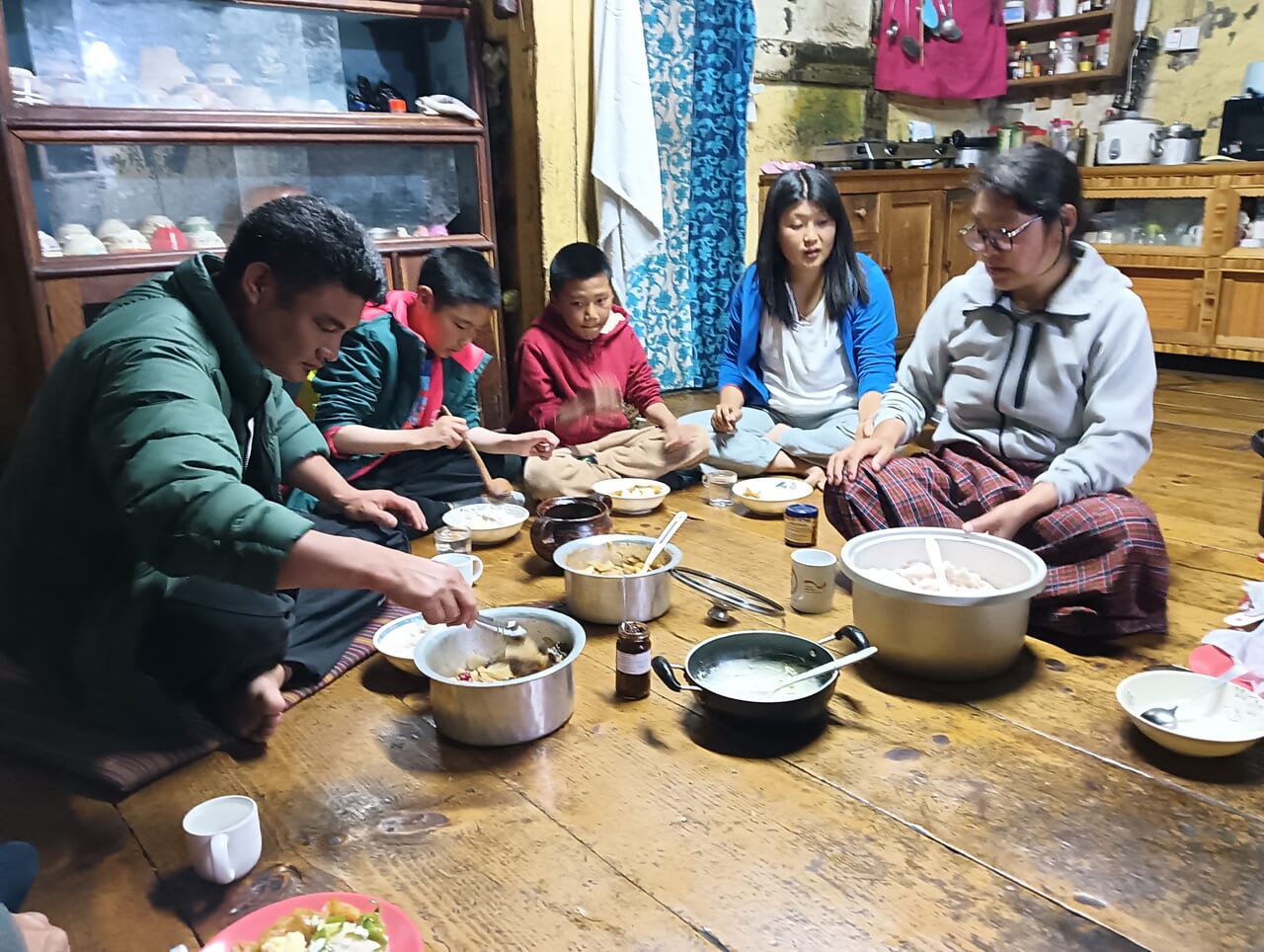ファミリーやお手伝いの村人さんと食卓を囲む