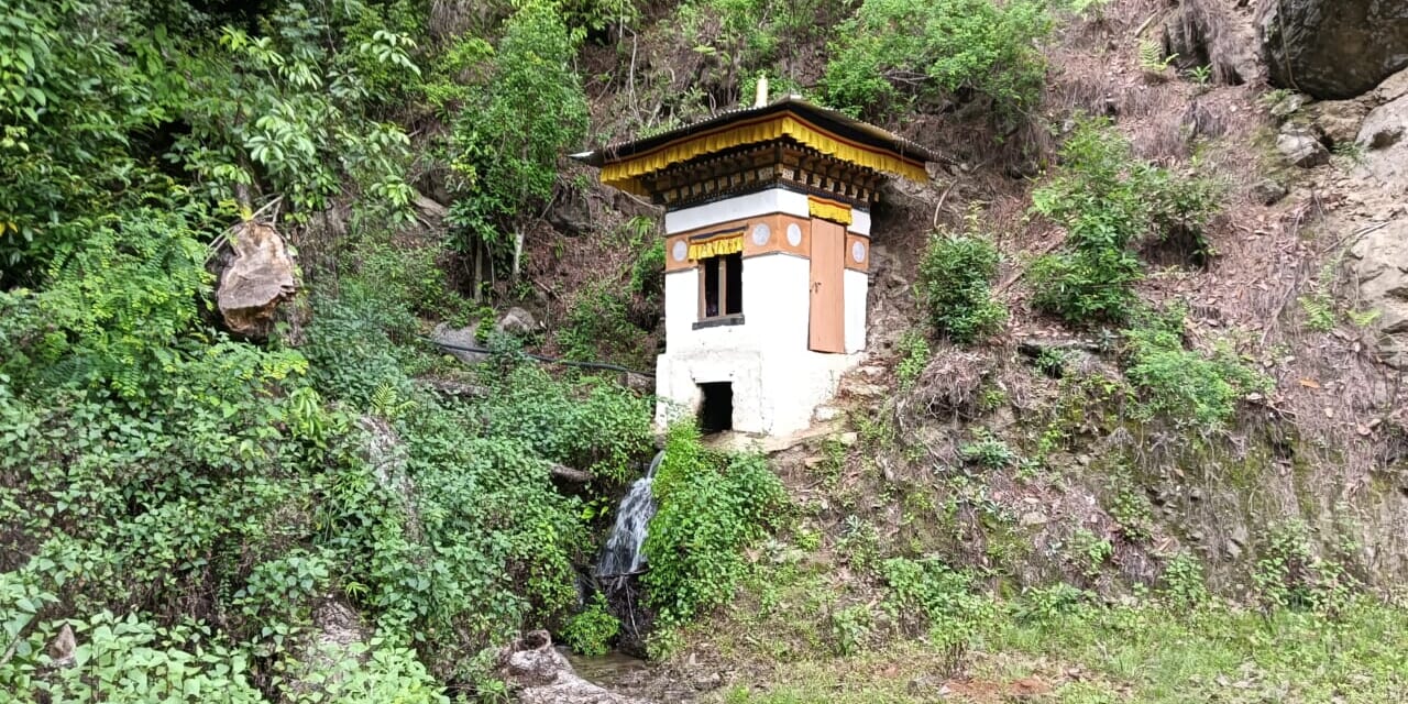 沢の水がマニ車を回すマニ・チュコル。一回回るとお経を一回唱えたことになります。
