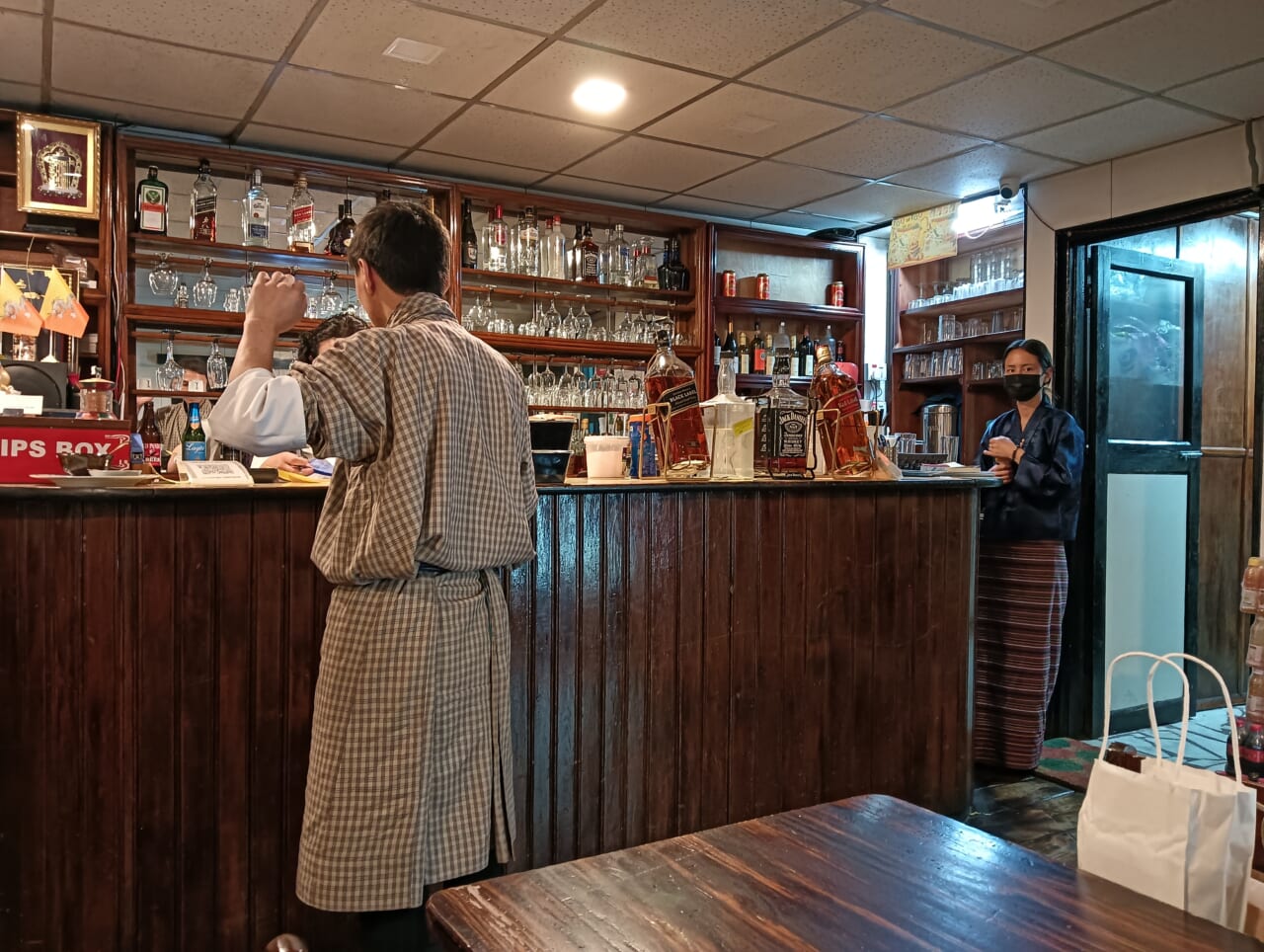 バー・カウンターで飲物を注文する人もいれば、テーブルで注文する人も。ここは都会のオアシス？