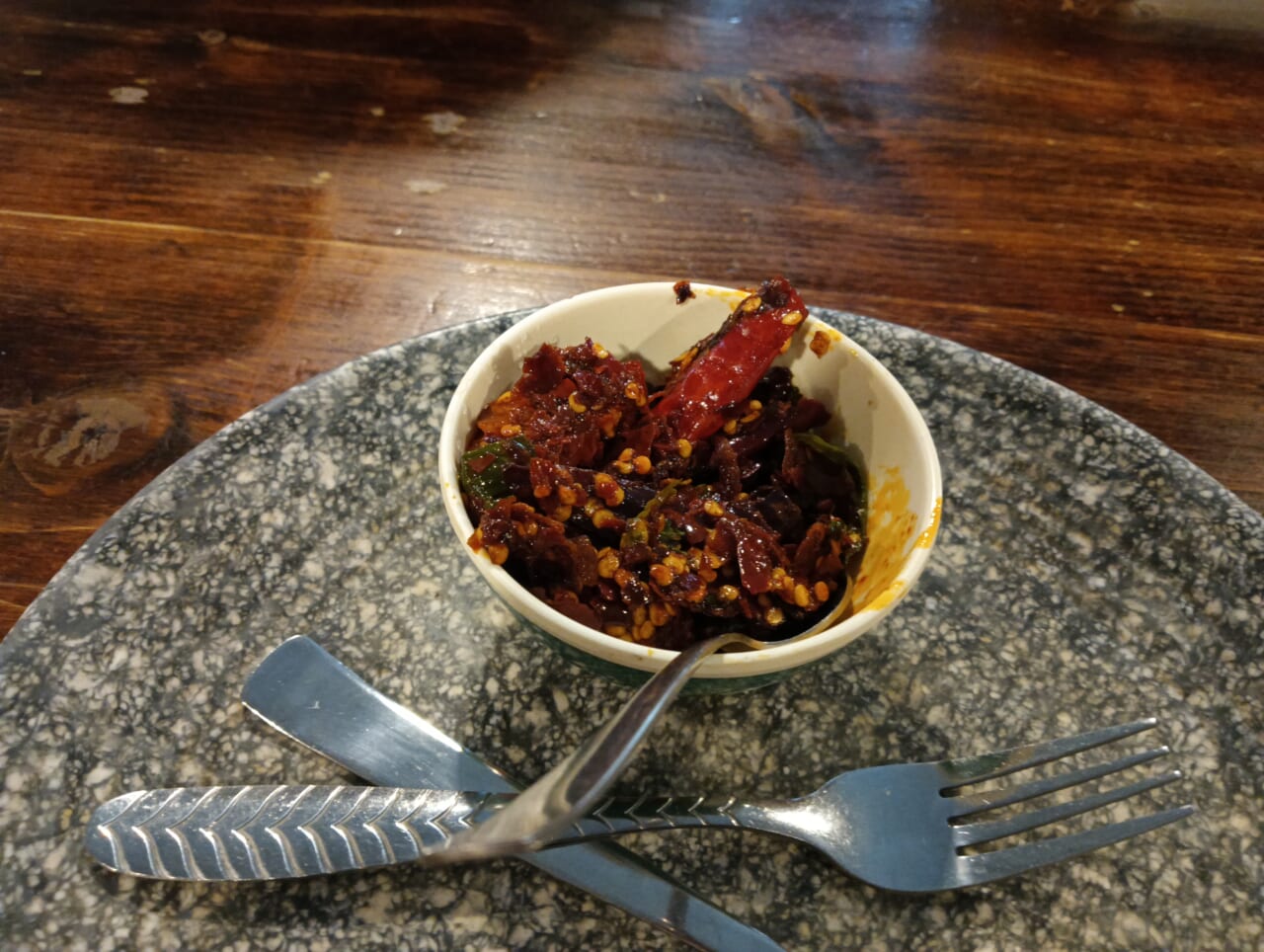 これがエゼ。とうがらしの和え物で、店や家庭の数だけ、異なった味のエゼが作られます。
