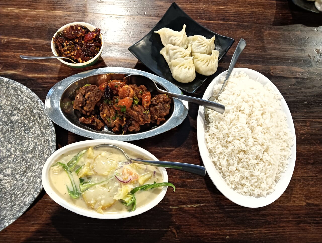 ブータン料理、ネパール料理、インド料理、いろいろな料理がメニューに載っていました。