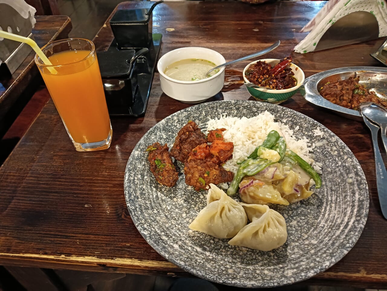 テーブルに並んだごはん、おかずから自分の食べたい量をお皿に盛りつけて食べます。