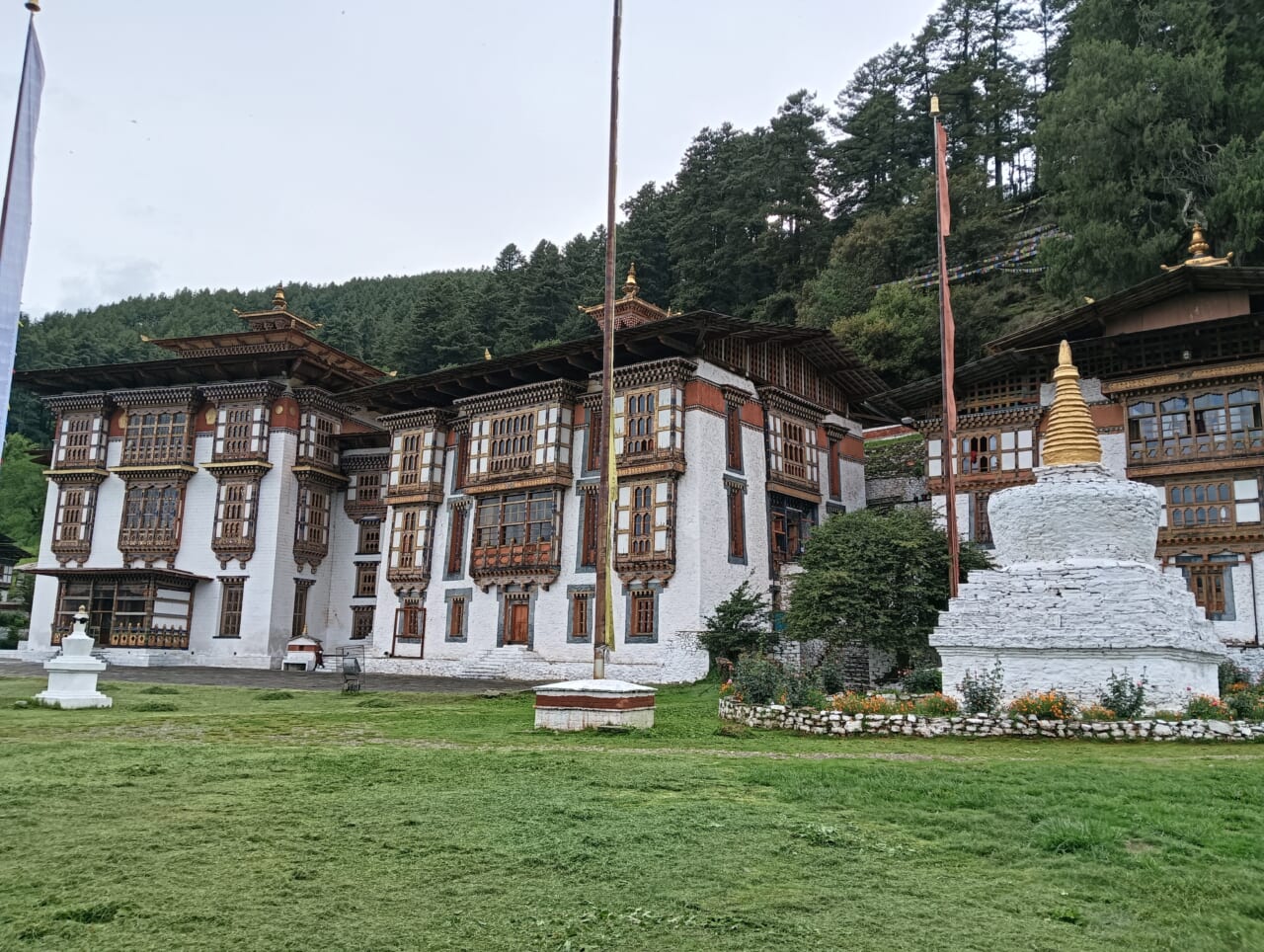 名刹クジェ・ラカン。グル・リンポチェの御影が法力で焼き付けられた洞窟を囲むように建つ堂宇。