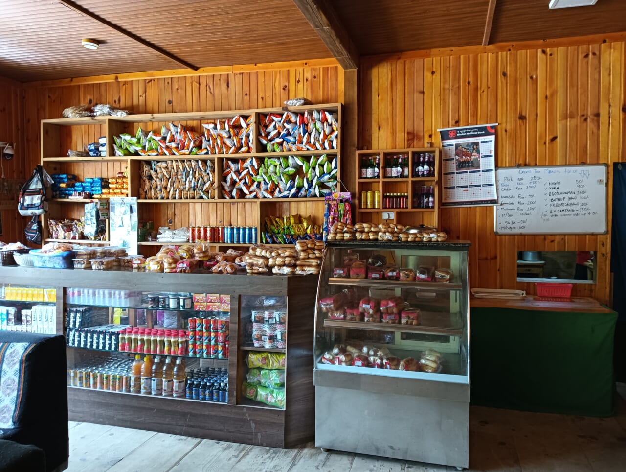 お菓子やドリンクをお勘定の場所（レジとは言いたくない）で売っていたりします。