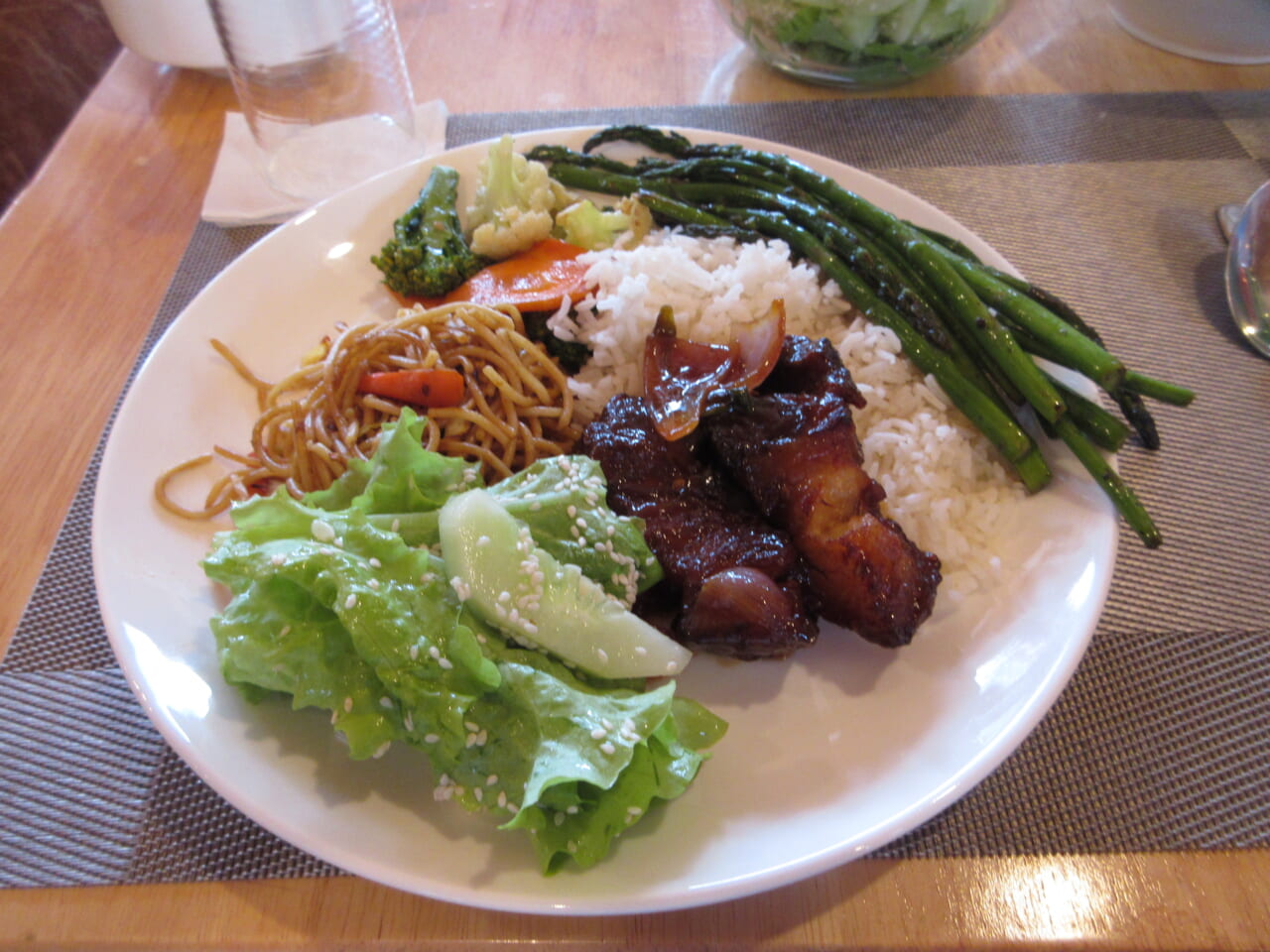 メニューもおしゃれ。肉料理と、野菜の付け合わせ、サラダまでついています。