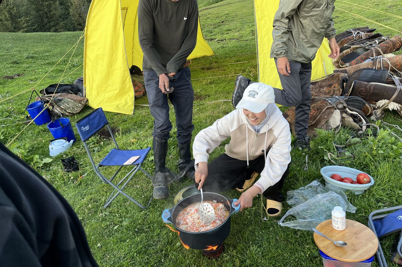 スタッフのみなさんは到着後も馬の世話、テント設営、夕ご飯の準備と休む間なし、ありがとうございます
