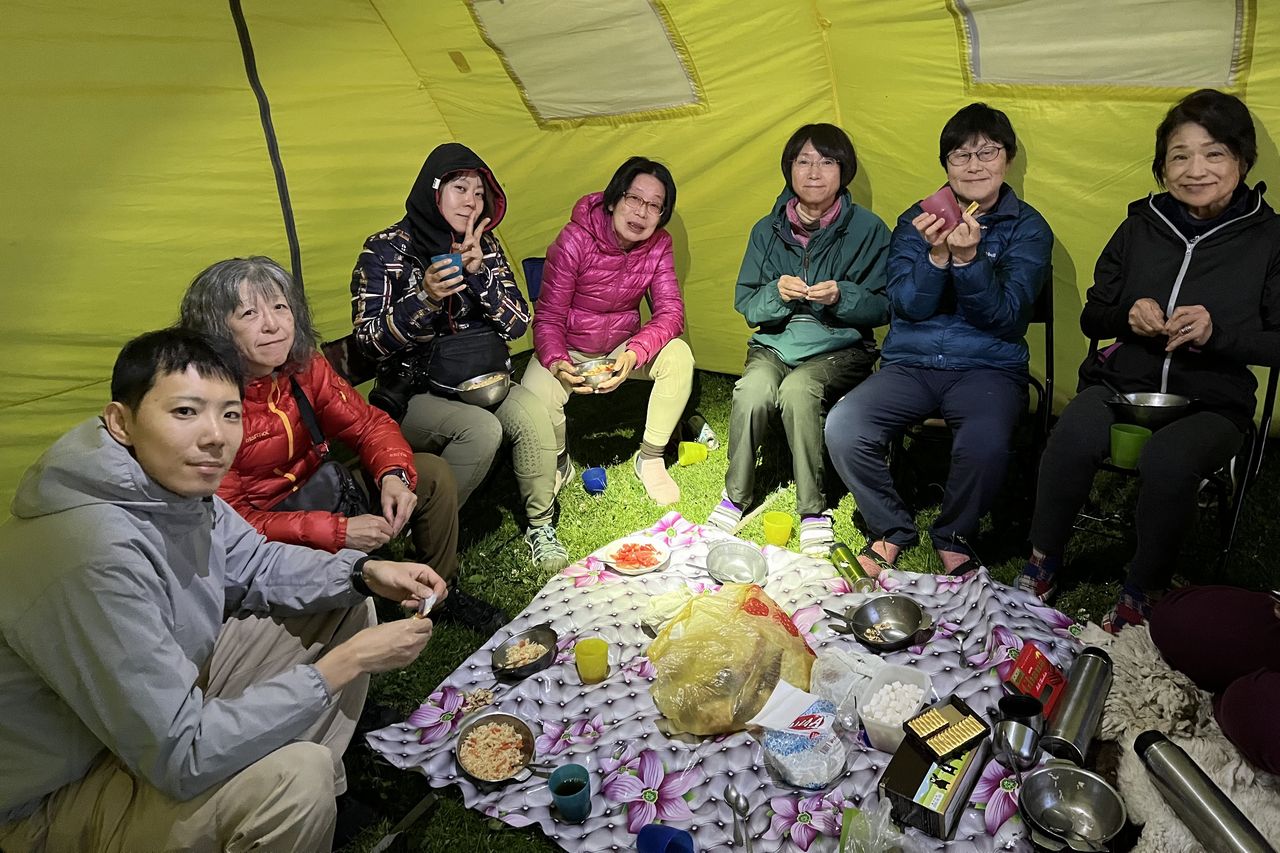 テントの中で安心の夕食。椅子もあってらくちん