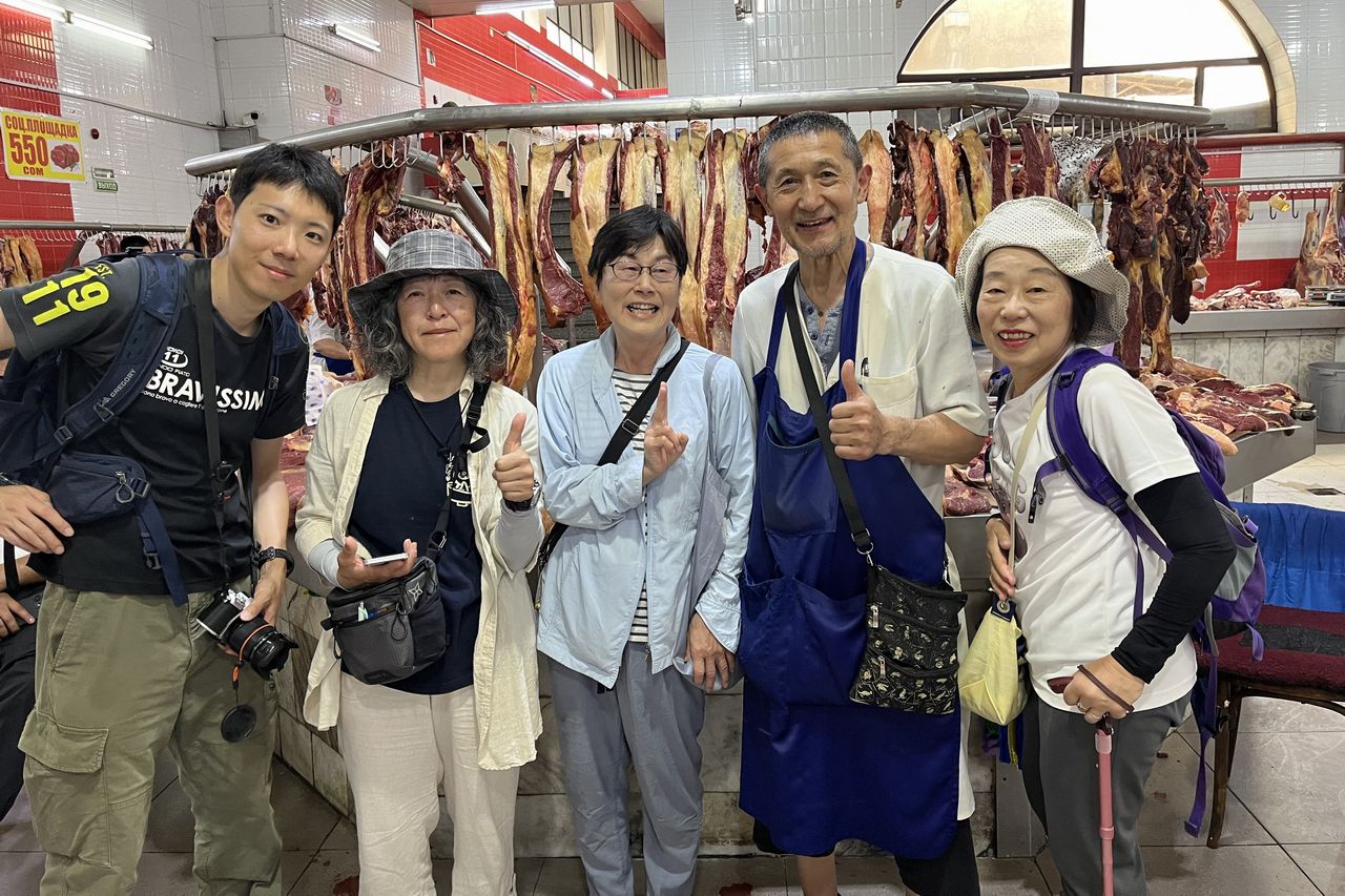 バザールの肉コーナーで毎年出会うおじさんと記念撮影