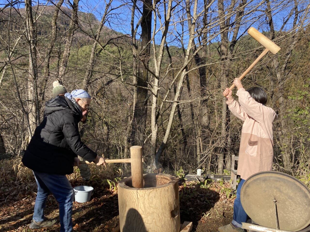 夫婦で餅つき