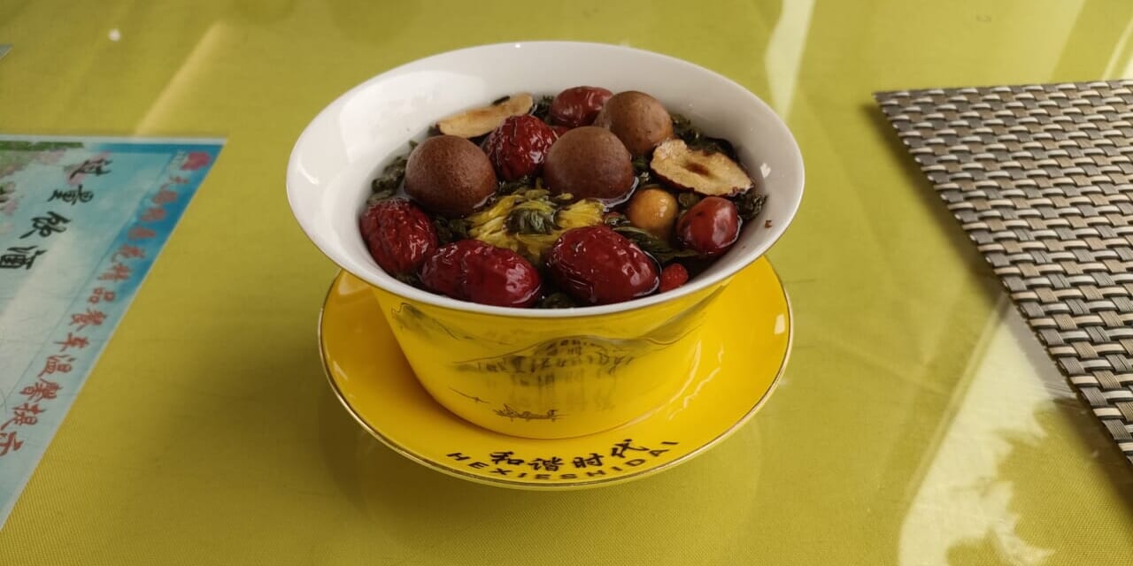 ほぼ全員が注文する八宝茶。これで2時間はおしゃべりできます。