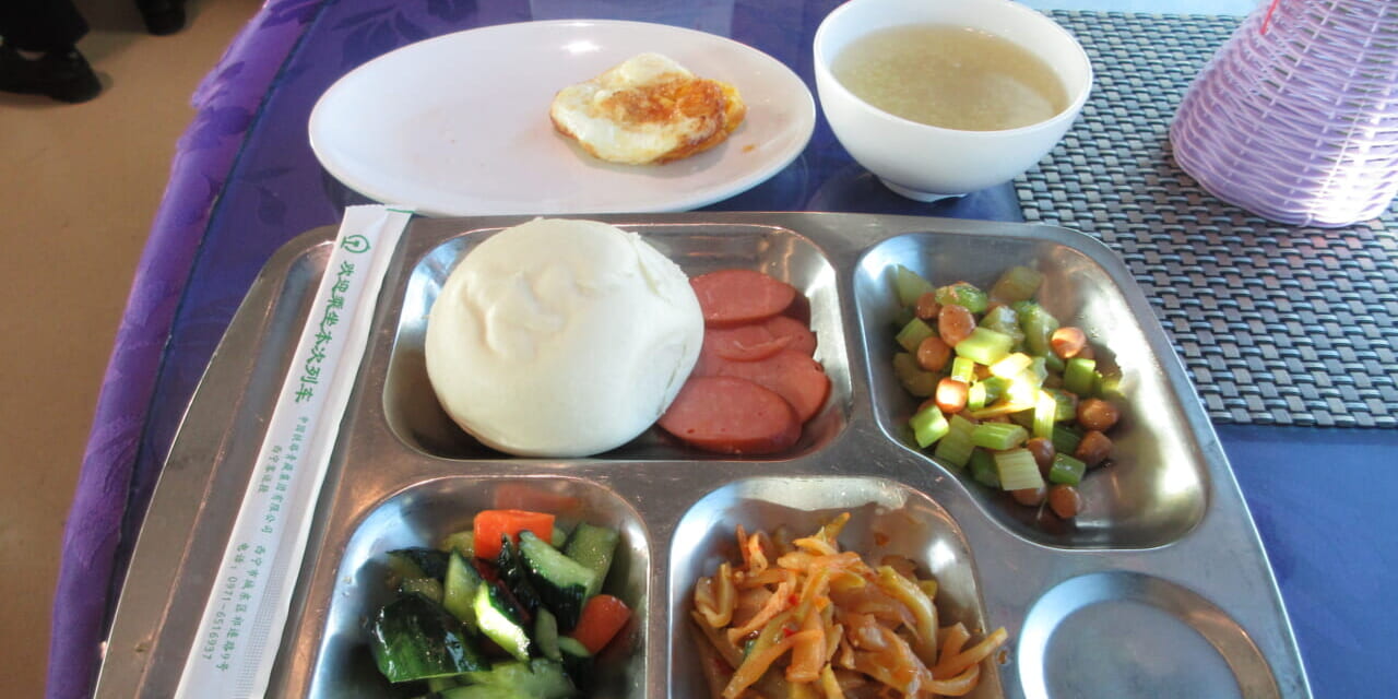 お粥、卵料理も付く、朝食セット