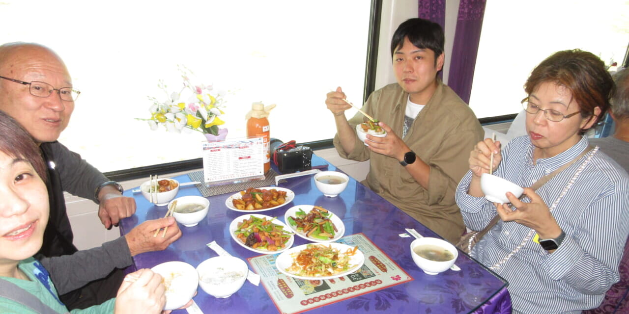 昼食はおかずが数品とスープ、ごはんを取り分けて食べるスタイル。少人数だとプレートランチ風にもできます。