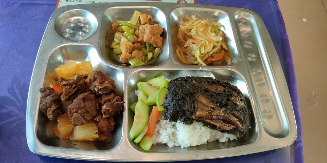 土楼に暮らすイメージの客家の人たちがこよなく愛する梅菜扣肉は右下