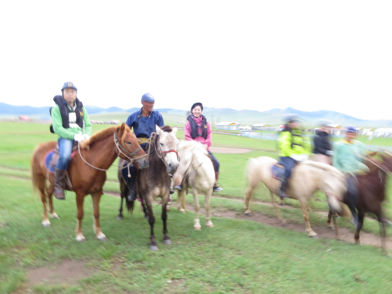 モンゴルで馬に乗る筆者と妻 (002)