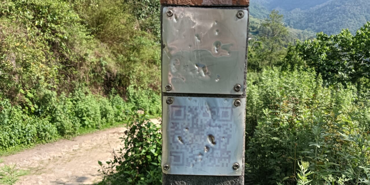 トランス・ブータン・トレイル上に設置された標柱。劣化が激しい。