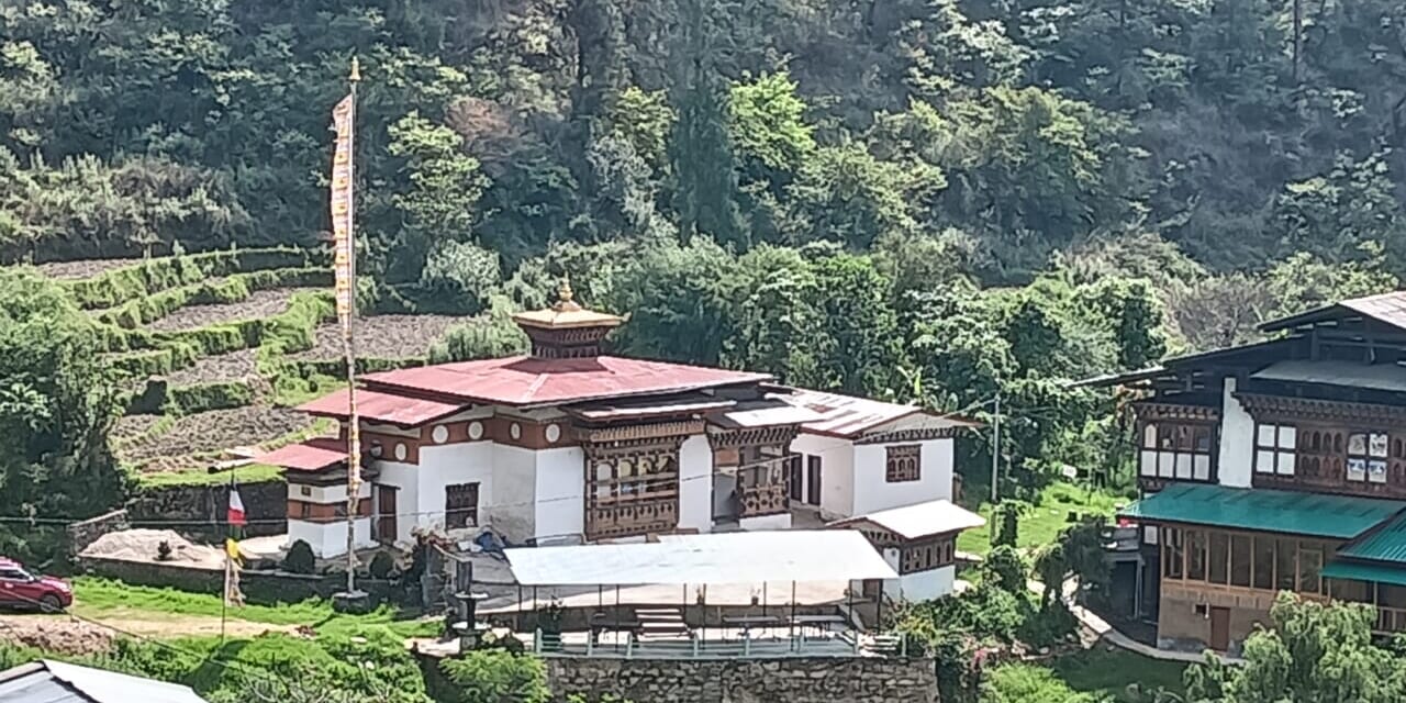 チャンダナ村に建つトゥエプ・チャンダナ・ラカン。長いポールには経文旗が掲げられています。