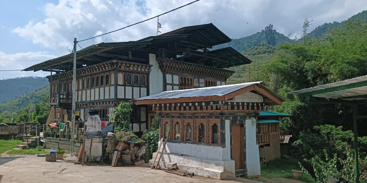 ドゥクパ・クンレイが放った矢が刺さったとされる木の階段が仏壇に祀られています。