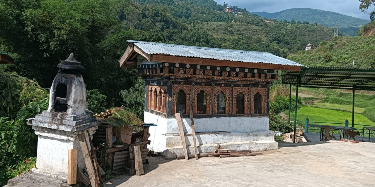 左側にはサン(お香の植物)を焚く竈があり、右側のお堂ではバター灯明が灯されています。