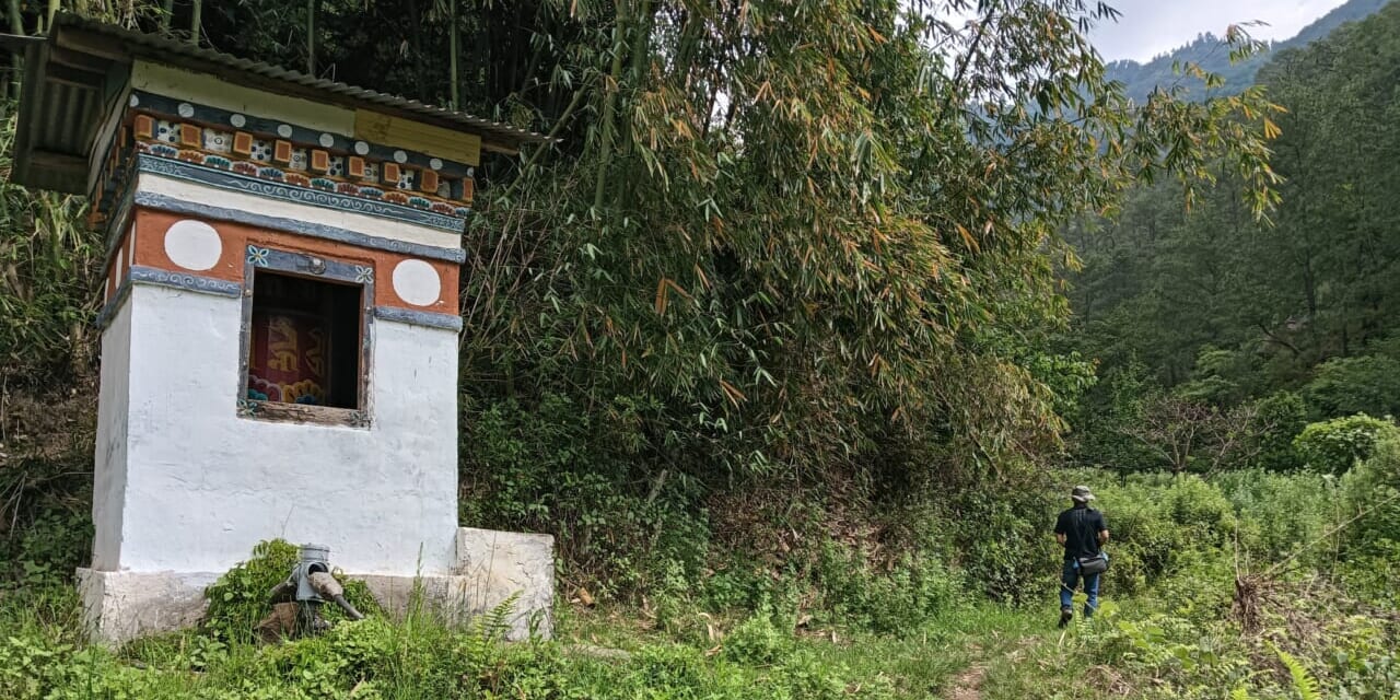 チャンダナ村の村はずれにある小さなチョルテン(仏塔)。マッドマン・トレイルの入口です。