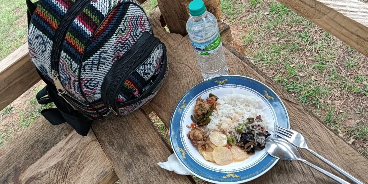 ラプツェカの公園でランチタイム。お弁当ではなく、鍋釜持ち込んでホット・ランチが供されます。