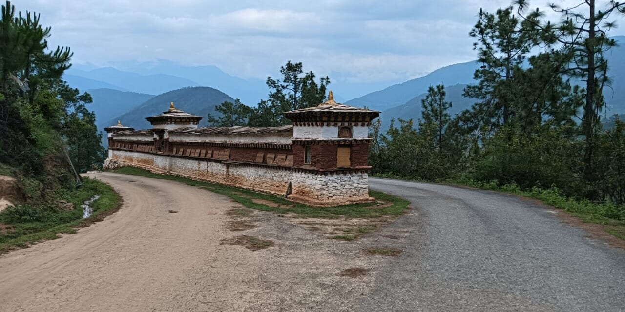 長塀のような建物。これもチョルテン（仏塔）です。旅の安全を祈りながら時計回りに回ってみましょう。