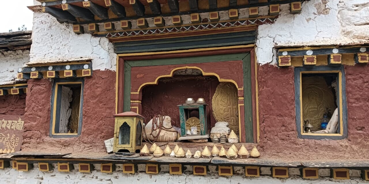 長塀のようなチョルテン(仏塔)の莟。何が奉納されているか、見てみましょう。