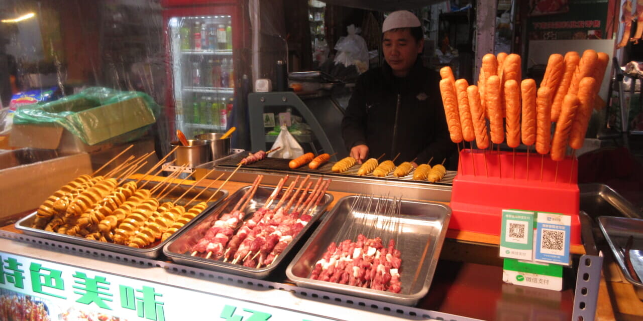 羊肉の串焼きのシシカバブ