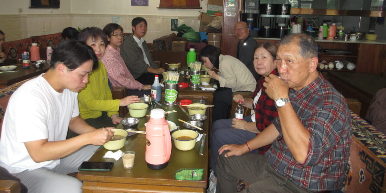 長いテーブルと背もたれのない椅子が特徴