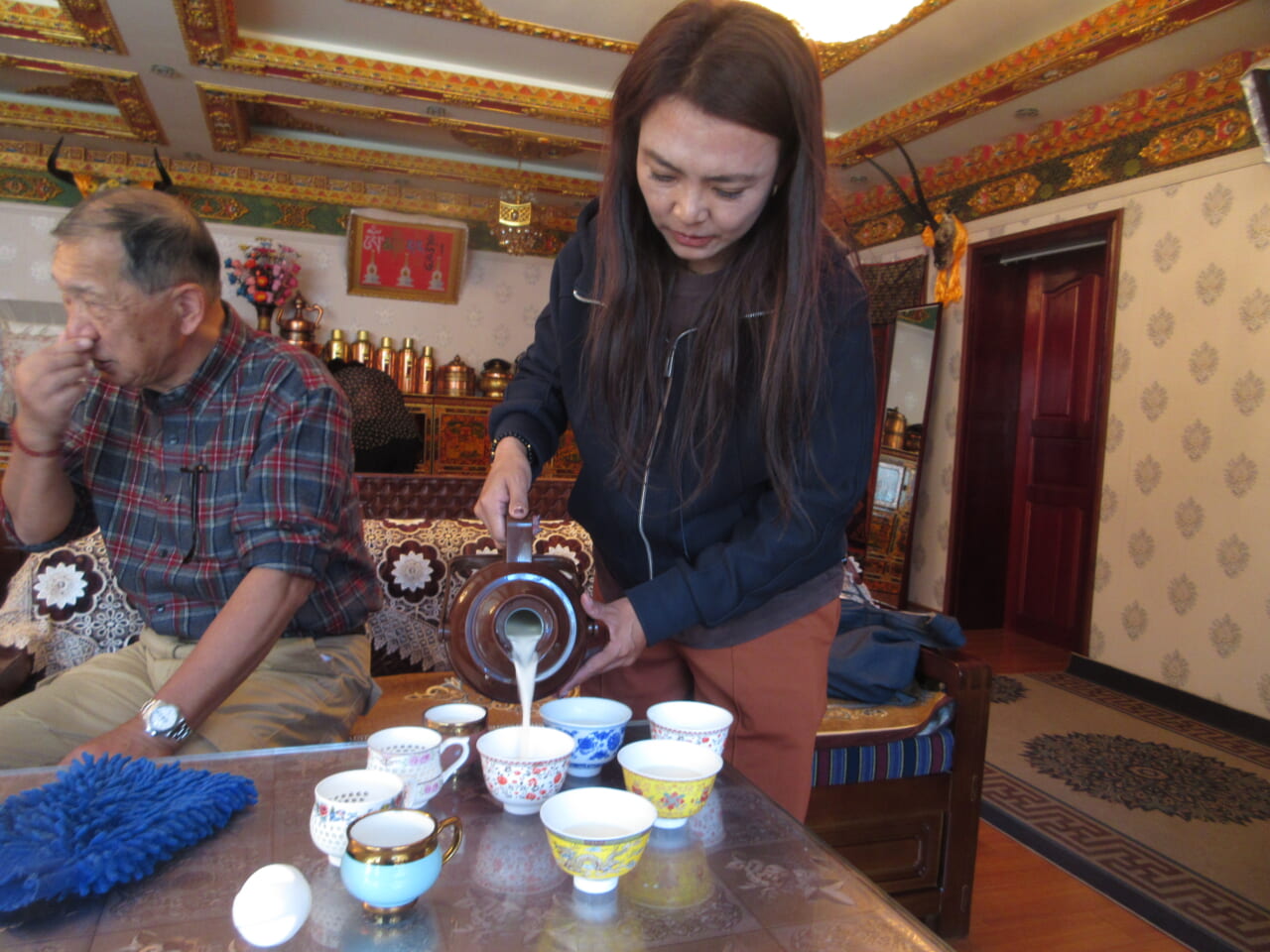 ガイドのさくらさんがバター茶を淹れてくれました