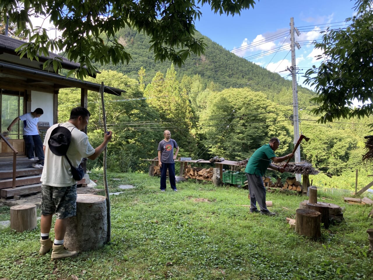 薪を割るエムチ (002)