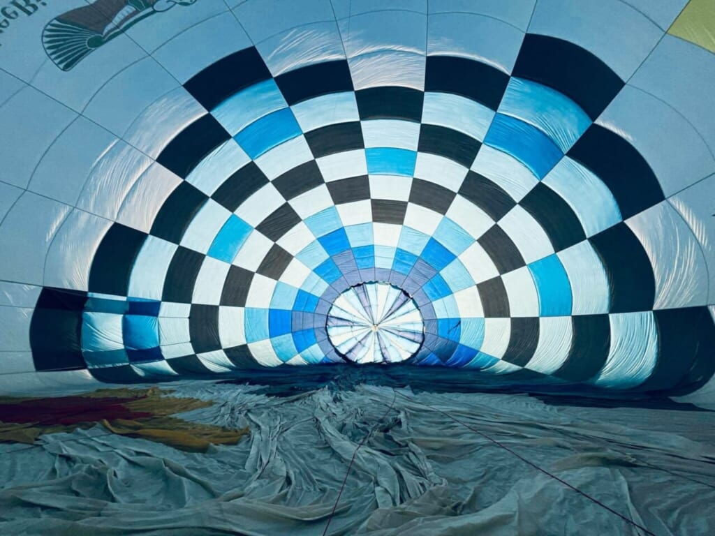 ぐんぐん膨らむ熱気球