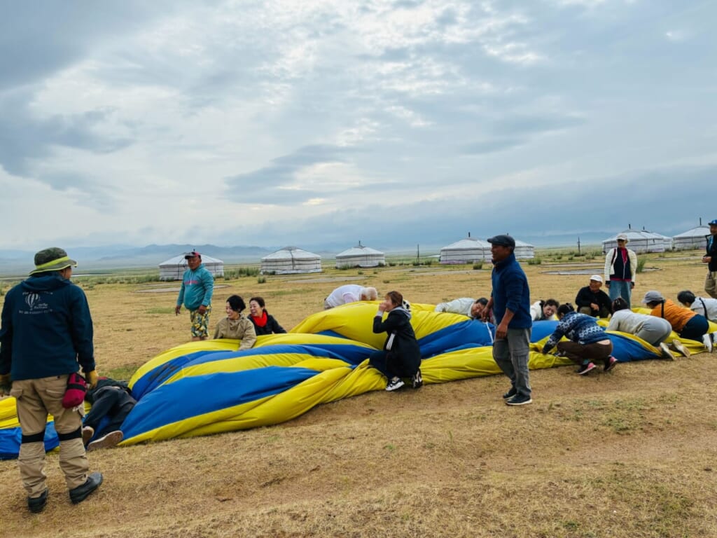 みんなで協力して気球をたたみます