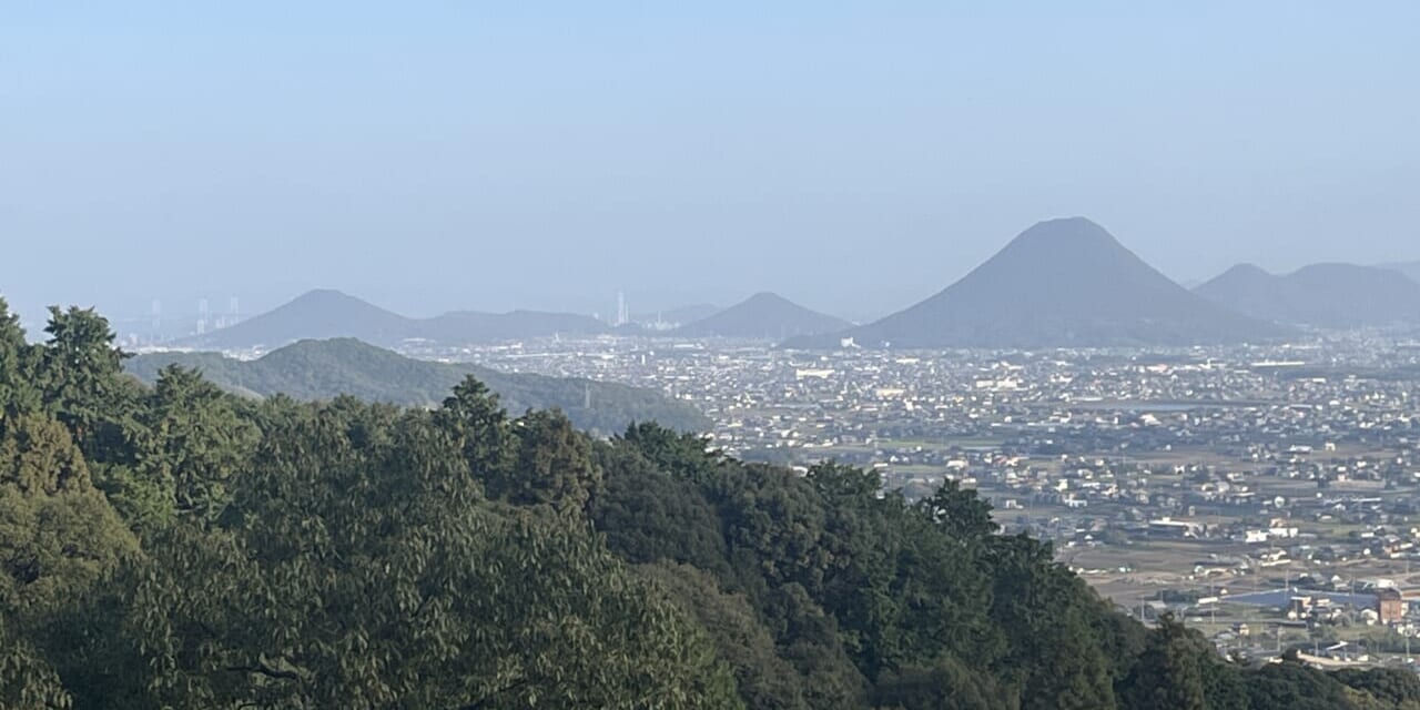 金毘羅山からの讃岐平野　遠くに瀬戸大橋