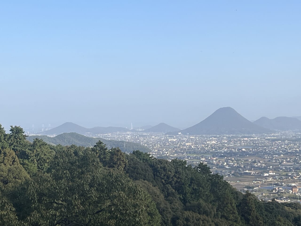 金毘羅山からの讃岐平野　遠くに瀬戸大橋