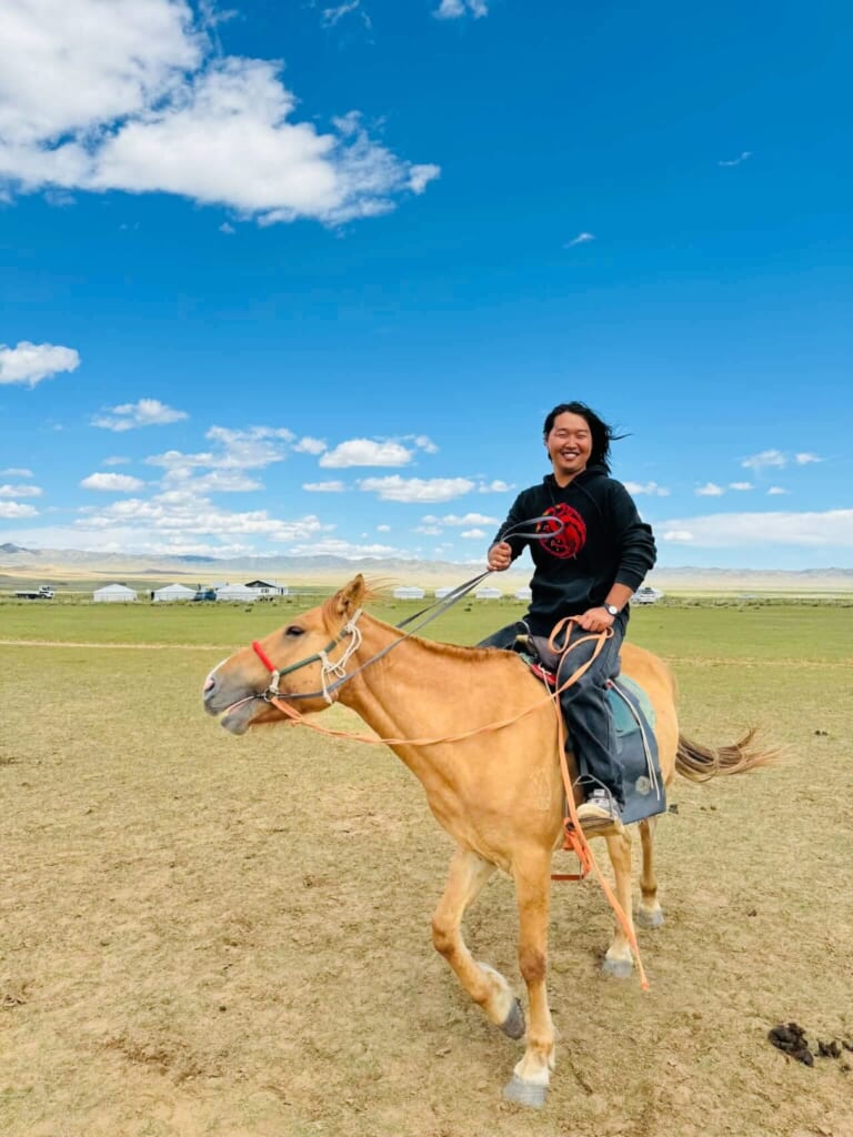 たくましい乗馬スタッフ