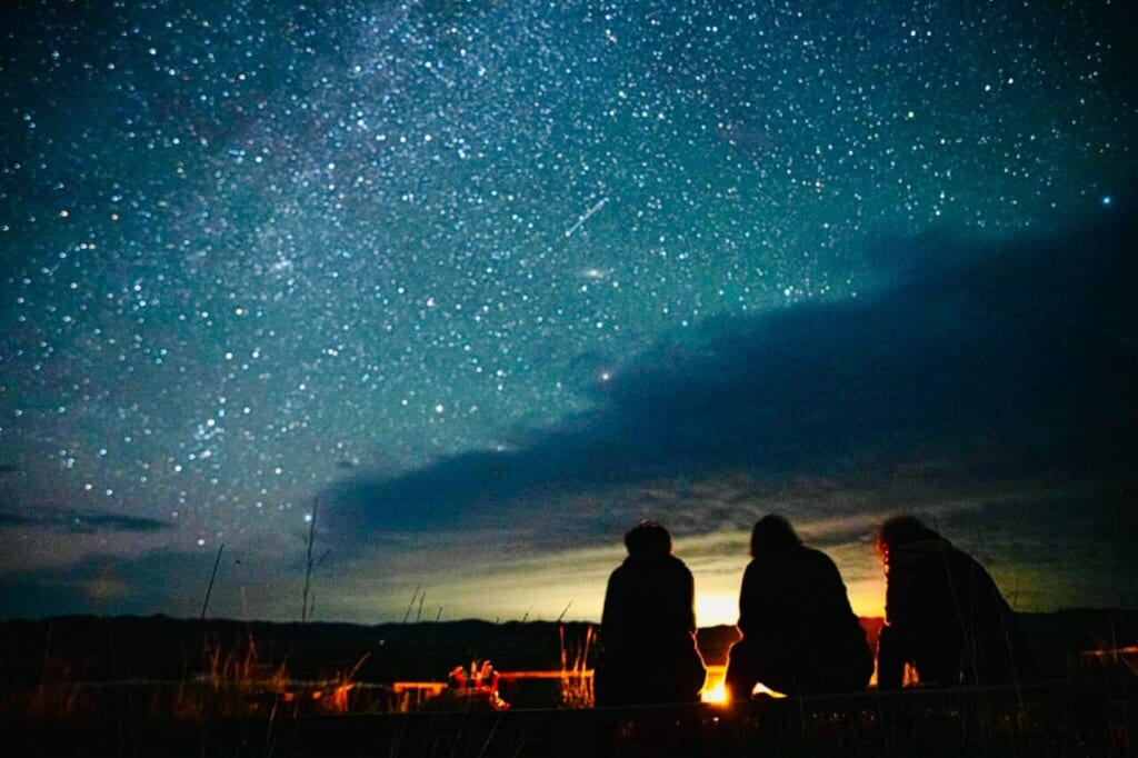 焚火にあたりながら見上げる満天の星空