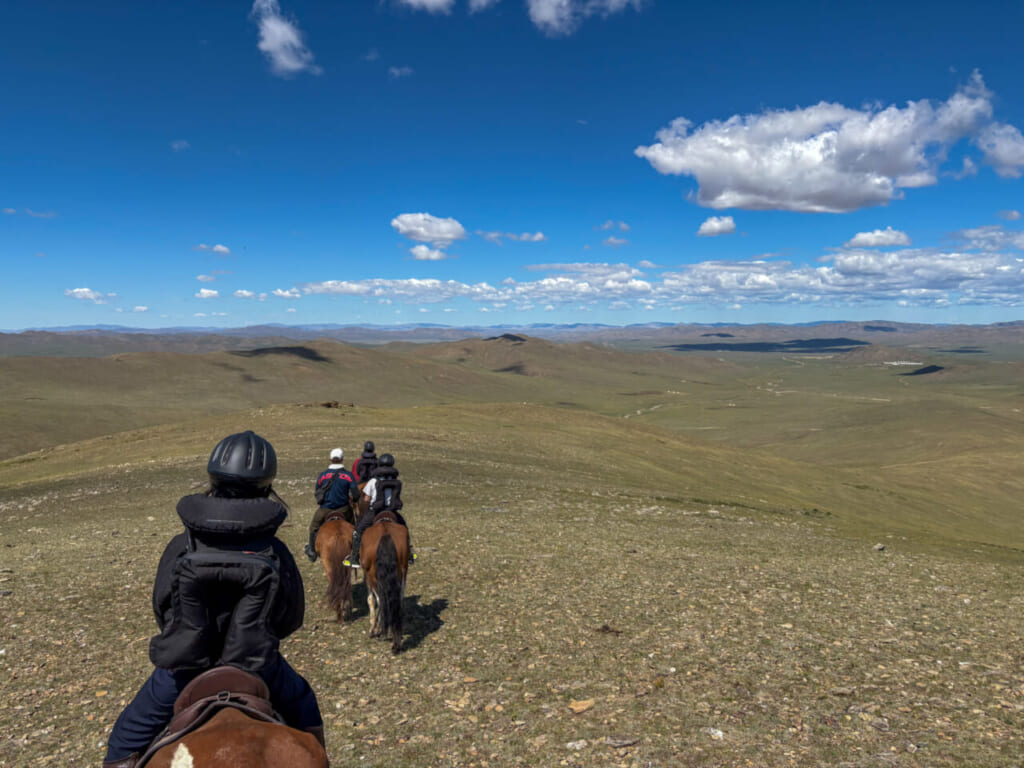 遠くに見える丘でも馬ならあっという間