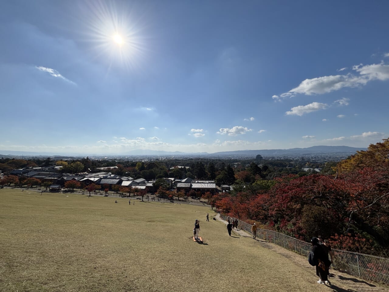 奈良盆地を一望できる若草山山頂
