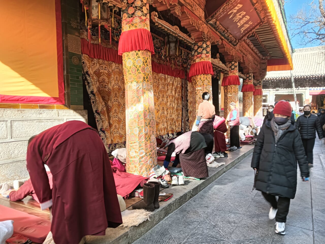 巡礼者がいない、少ない、と探していたら、お堂の前に大勢いらっしゃいました。