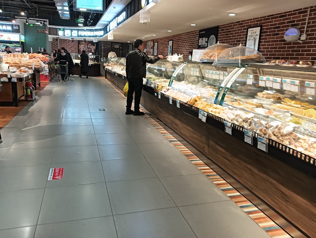 スーパーマーケット➁焼きたてパンのコーナーでも人影まばら