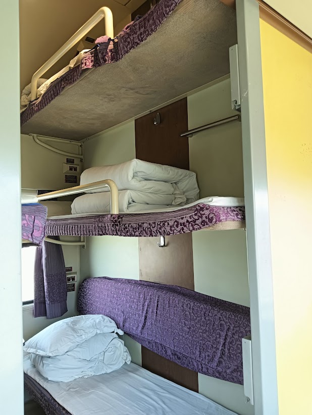 いつもはぎゅうぎゅう詰めの硬臥のコンパートメントが、閑散と・・・