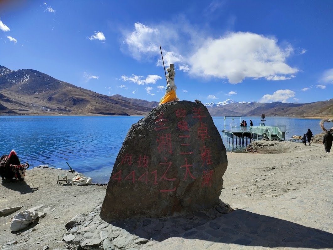 こんな静かなヤムドク湖、見たことない