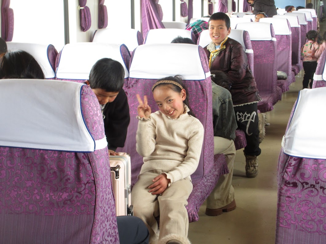 少しはにかみながらポーズを取ってくれた女の子’（軟座）