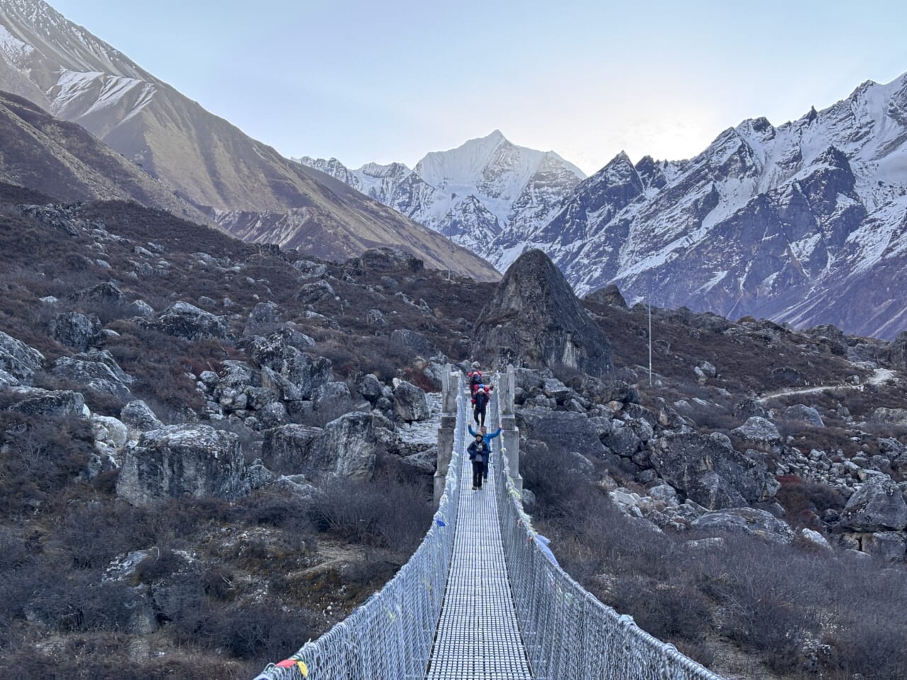 吊り橋とガンチェンポ(中央)