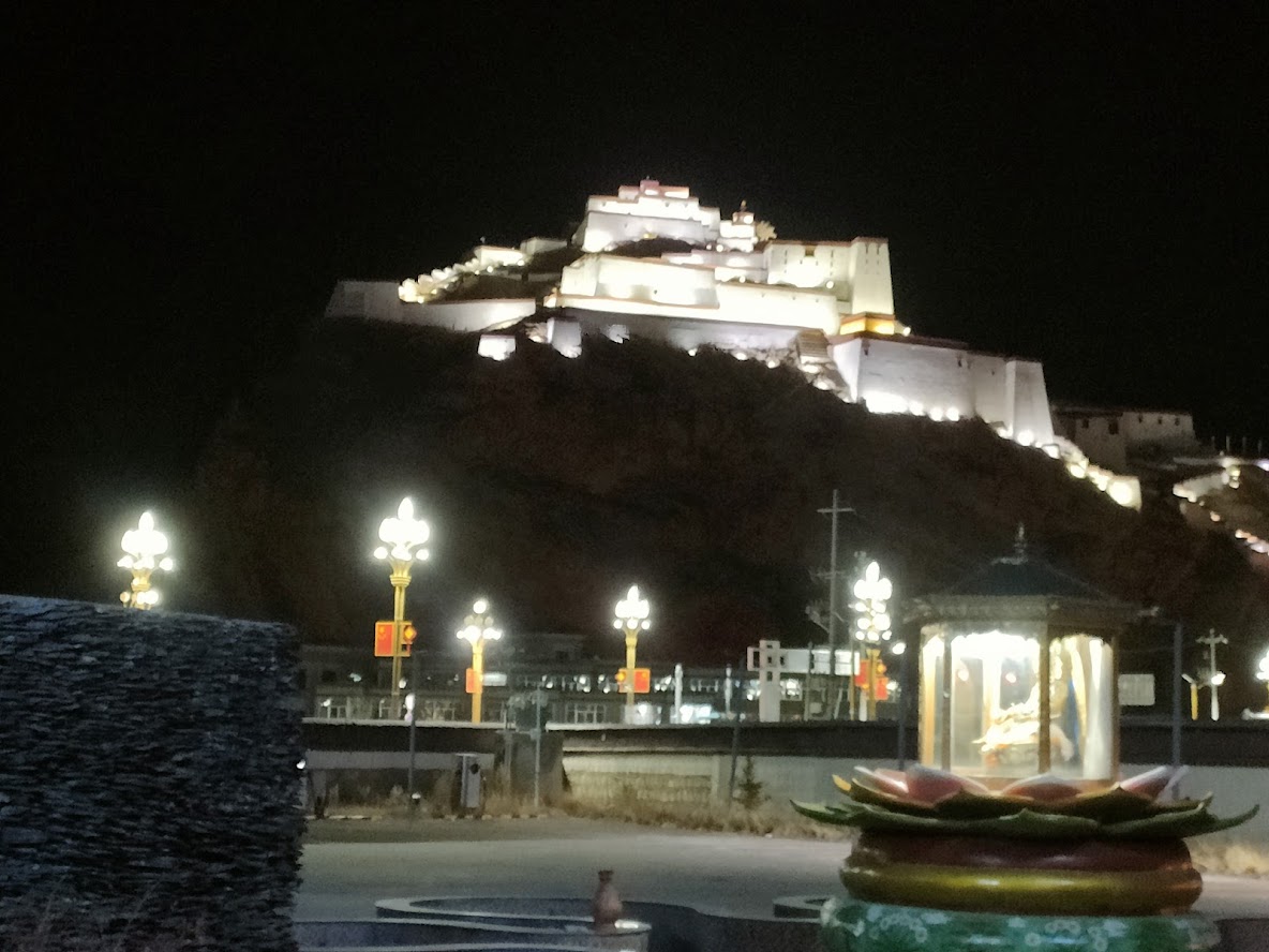 ライトアップされたギャンツェ・ゾン