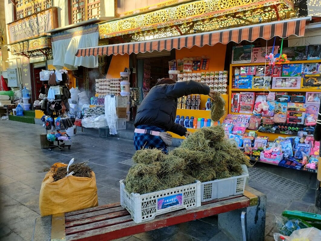 手前の台の上にある干し草のようなものが、サン。日本でいうところのお線香でしょうか？